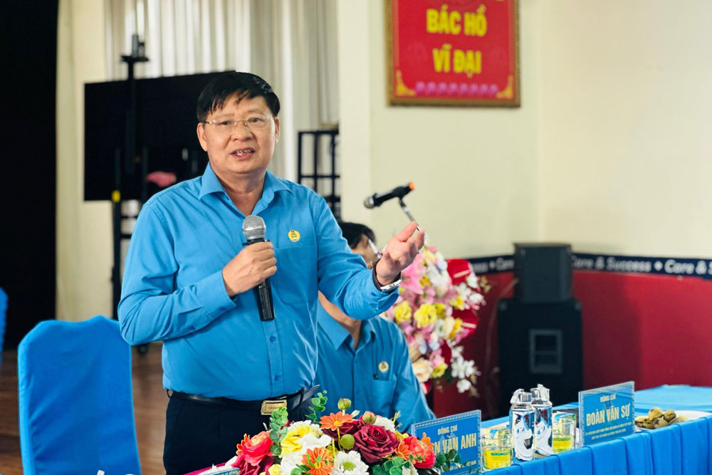 Ông Phan Văn Anh - Phó Chủ tịch Tổng Liên đoàn Lao động Việt Nam chủ trì Hội nghị. Ảnh: Bảo Trung