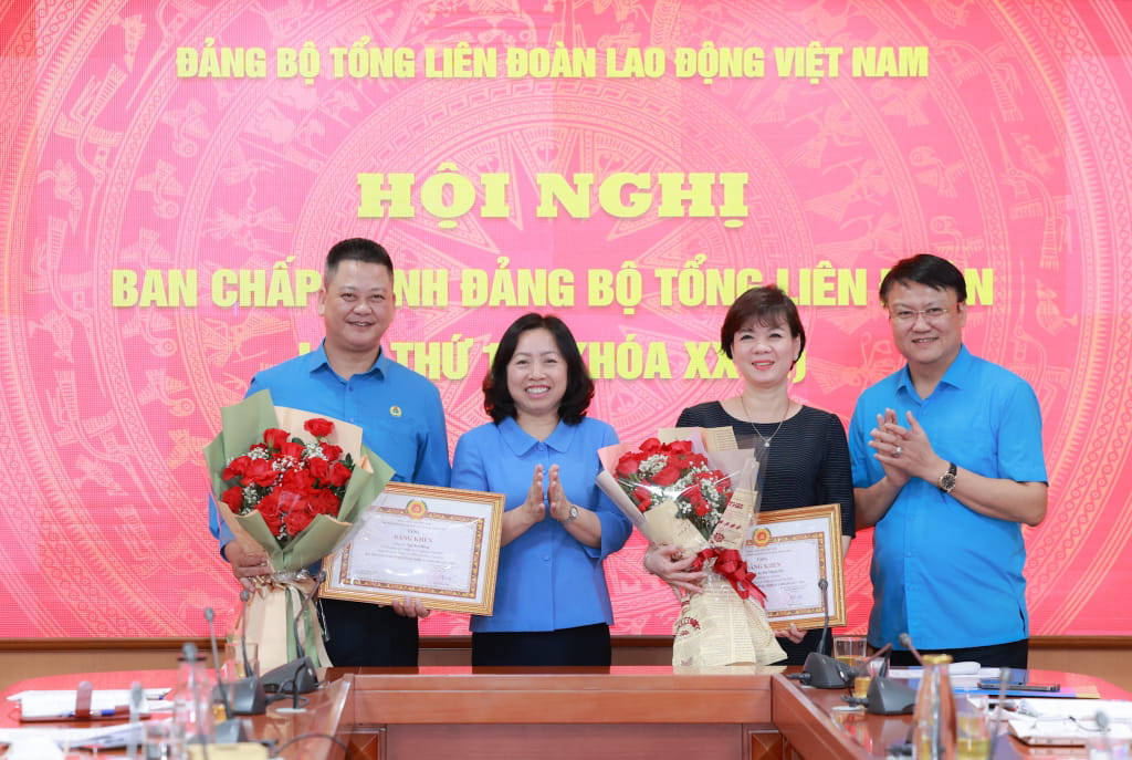 Đồng chí Thái Thu Xương - Phó Chủ tịch Thường trực Tổng Liên đoàn Lao động Việt Nam và đồng chí Lê Cao Thắng - Phó Bí thư Thường trực Đảng ủy Tổng Liên đoàn Lao động Việt Nam - trao Bằng khen của Đảng ủy Khối các cơ quan Trung ương cho 2 đảng viên. Ảnh: Hải Nguyễn 