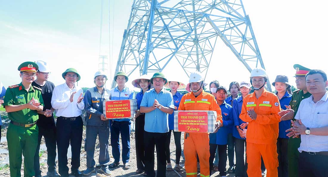 Bí thư Tỉnh ủy Nghệ An Thái Thanh Quý tặng quà động viên cán bộ, công nhân và đoàn viên, thanh niên tại vị trí cột VT 409 thuộc xã Diễn Thái, huyện Diễn Châu. Ảnh: Thành Duy