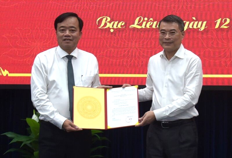 Ủy viên Bộ Chính trị, Trưởng Ban Tổ chức Trung ương Lê Minh Hưng (bên phải) trao Quyết định của Bộ Chính trị cho đồng chí Huỳnh Quốc Việt làm Phó Bí thư Tỉnh ủy Bạc Liêu. Ảnh: Nhật Hồ