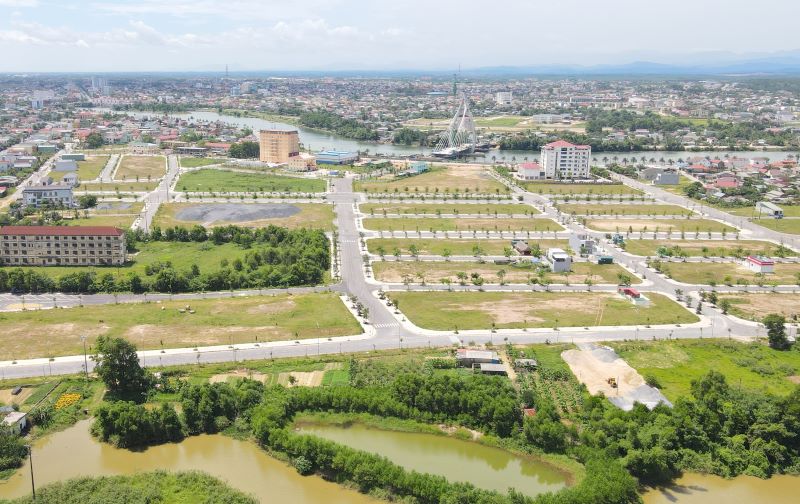 Các khu đất, khu dân cư ở Bắc sông Hiếu tại thành phố Đông Hà được phân lô để bán đấu giá đất. Ảnh: Hưng Thơ.