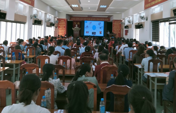 Đối thoại chính sách pháp luật với doanh nghiệp, người lao động. Ảnh: Đức Lâm