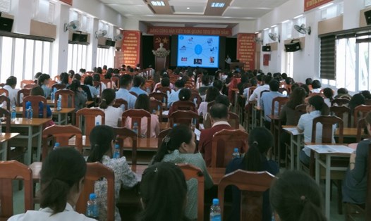 Đối thoại chính sách pháp luật với doanh nghiệp, người lao động. Ảnh: Đức Lâm