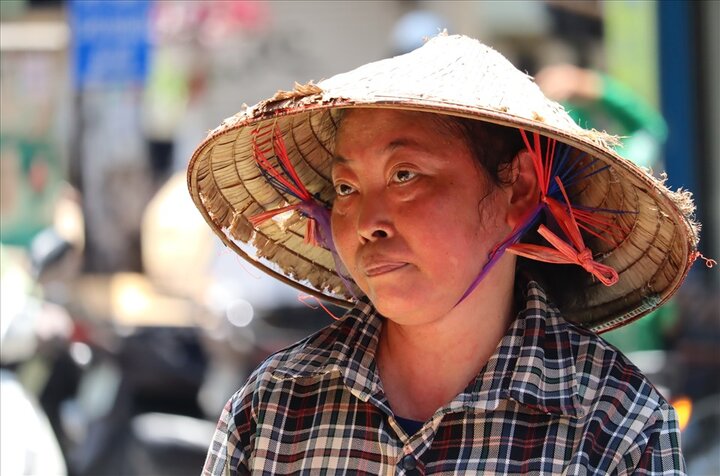 Người lao động mưu sinh ngoài trời trong điều kiện thời tiết nắng nóng.