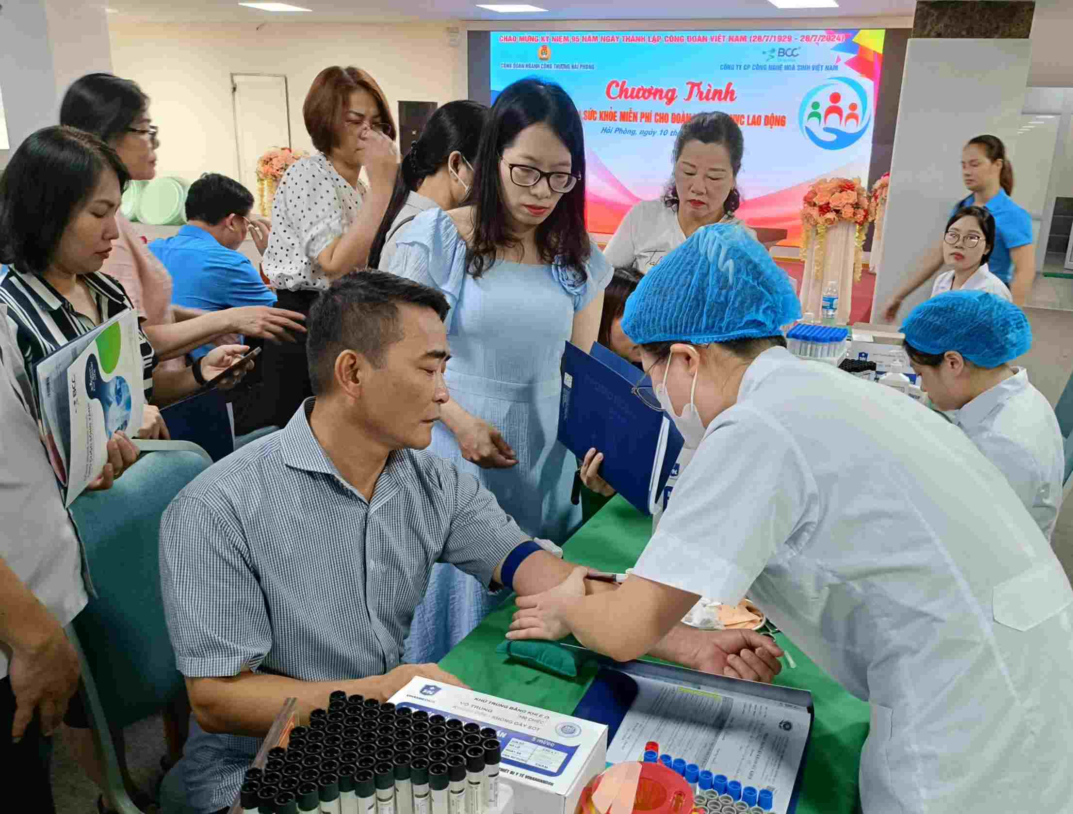 Người lao động ngành Công thương Hải Phòng được khám bệnh miễn phí. Ảnh: Mai Dung