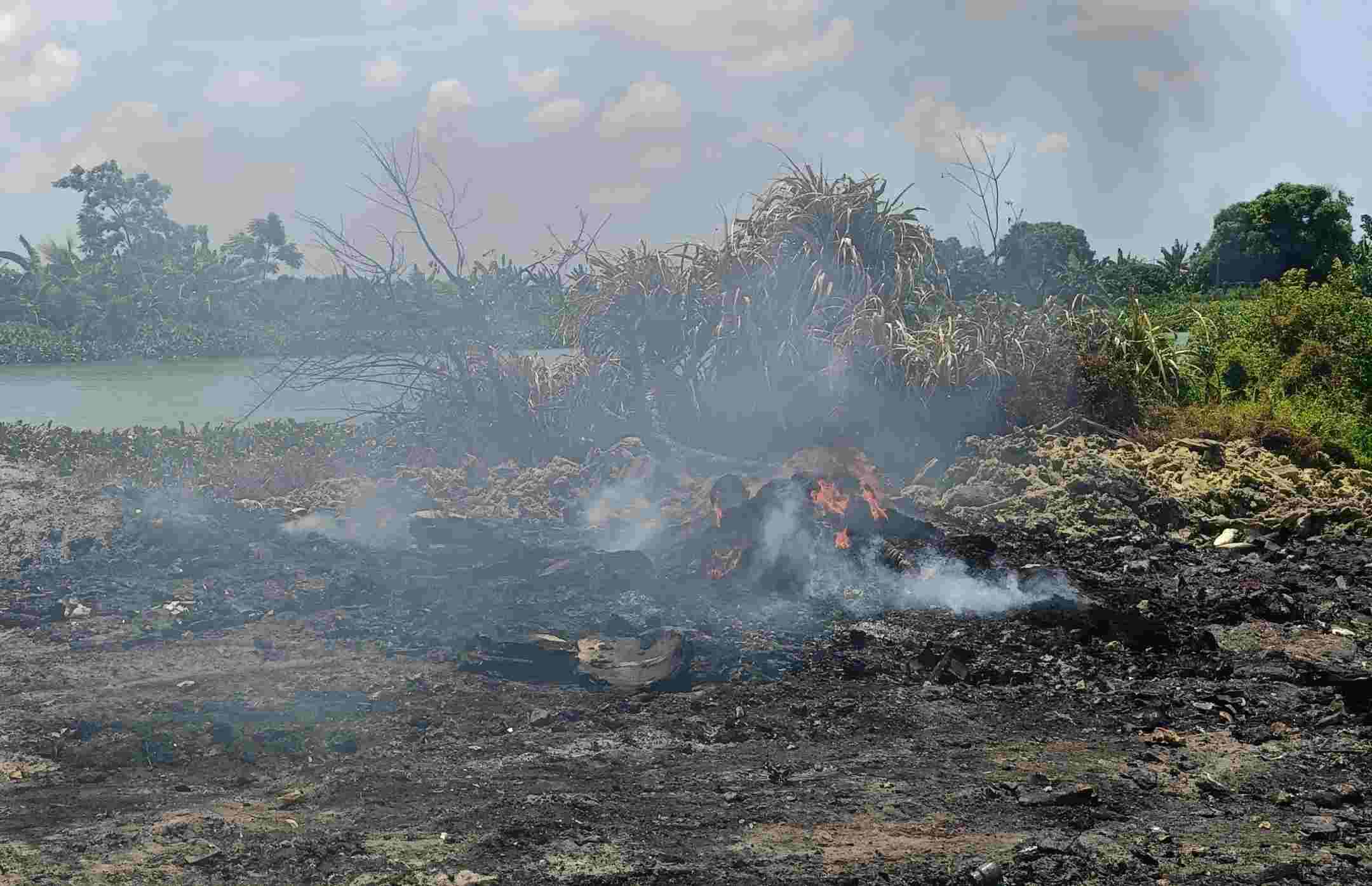 Nhức nhối nạn đổ, đốt trộm rác ở phường Tràng Minh, Kiến An, Hải Phòng. Ảnh: Hoàng Khôi