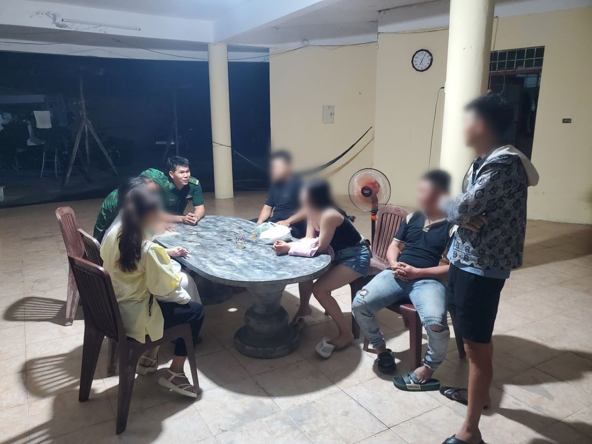 Bộ đội Biên phòng làm việc với chủ tàu và hành khách tàu câu mực. Ảnh: Đồn Biên phòng Sơn Trà