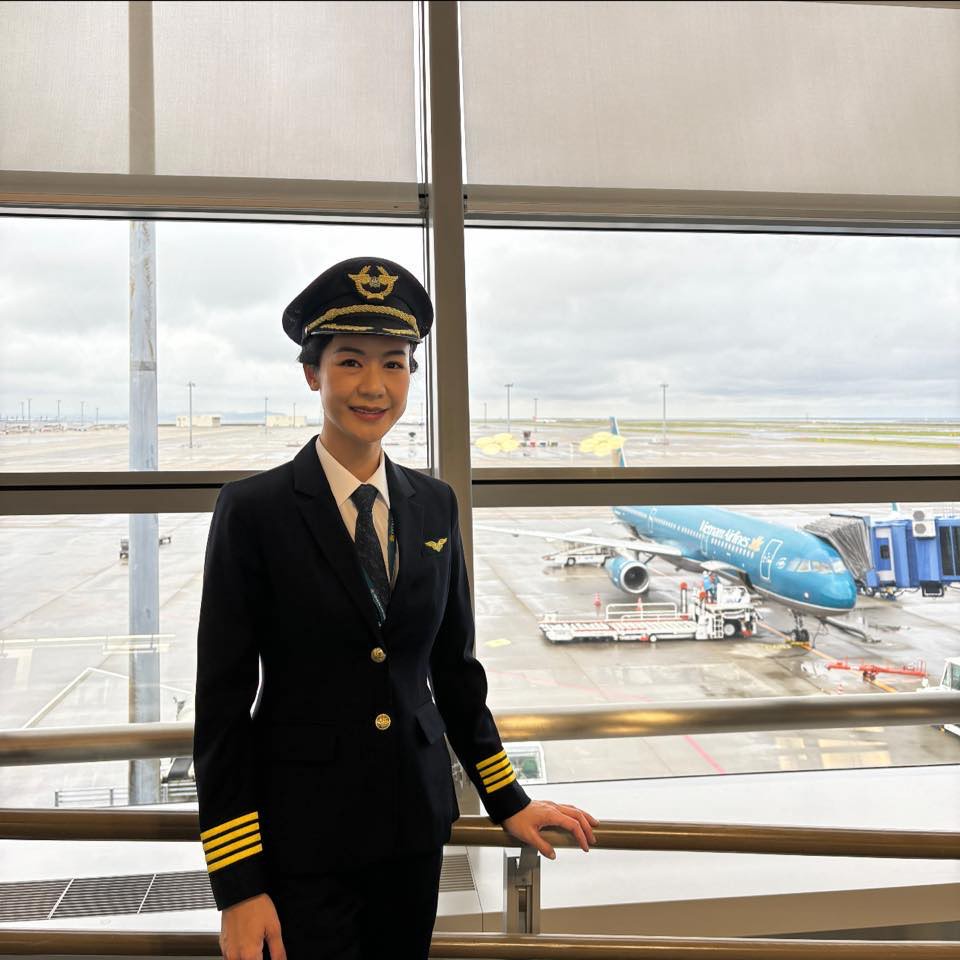 Huynh Ly Dong Phuong looking very cool in her flight uniform. Photo: Personal Facebook.