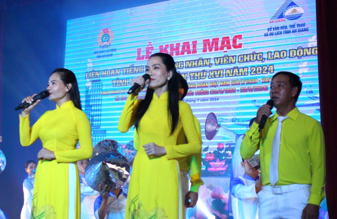 Tiết mục tam ca. Ảnh: Lâm Điền