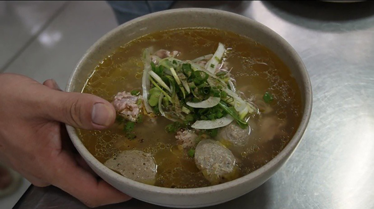 Phở Lệ chinh phục khách bằng nước dùng đậm đà hương vị. Ảnh: Mỹ Duyên