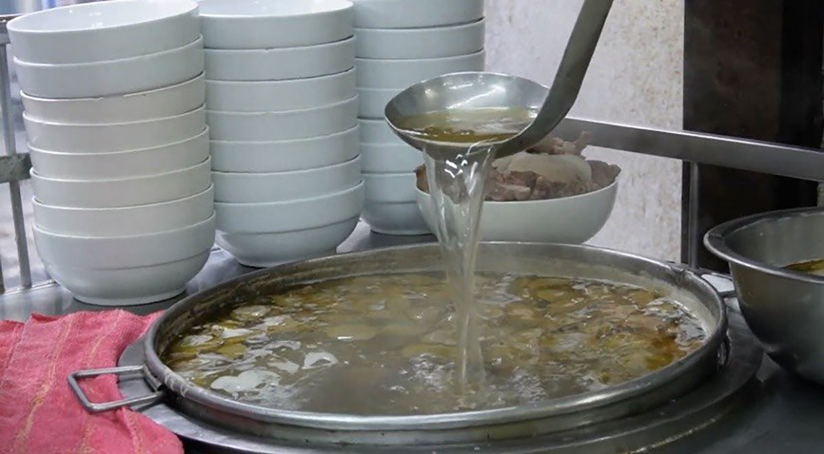 The broth is sweet and sweet, simmered with beef bones for many hours. Photo: My Duyen