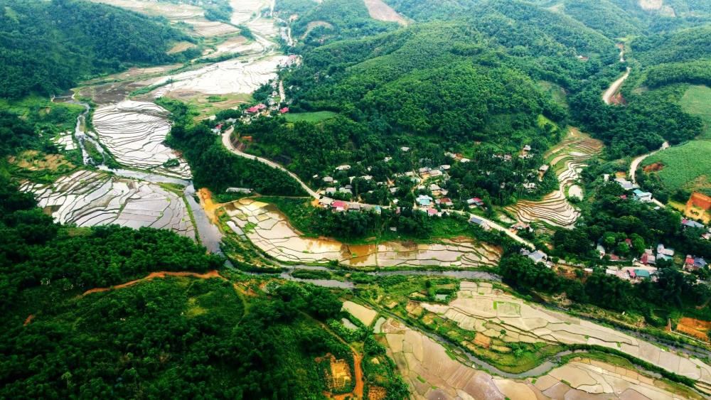 Cách trung tâm TP Thanh Hóa khoảng 130km, xã Yên Thắng nằm ở phía Tây của huyện Lang Chánh. Nơi đây có đông đảo đồng bào Thái sinh sống. Người dân chủ yếu dựa vào nông nghiệp. Địa hình là vùng núi cao, còn nhiều khó khăn nên người dân làm ruộng theo phương pháp thủ công truyền thống. Ảnh: Quách Du