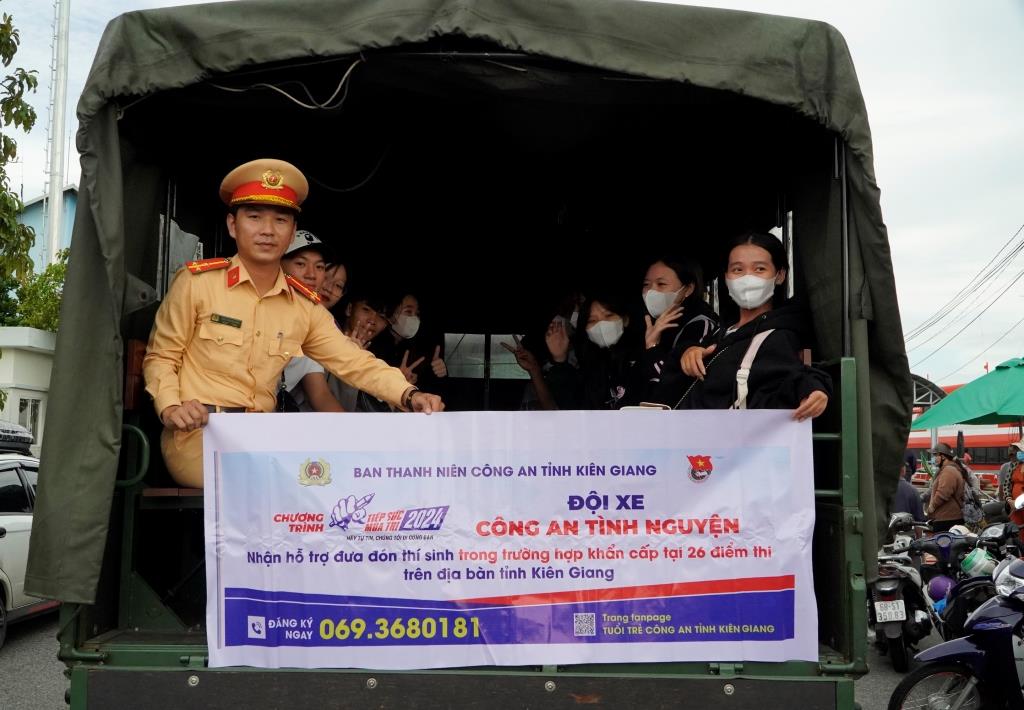 Lực lượng Tiếp sức mùa thi của Công an tỉnh Kiên Giang hỗ trợ các em thí sinh từ huyện đảo Kiên Hải vào đất liền dự thi, trong số đó có nhiều em hoàn cảnh rất khó khăn suýt phải bỏ học. Ảnh: Nguyên Anh