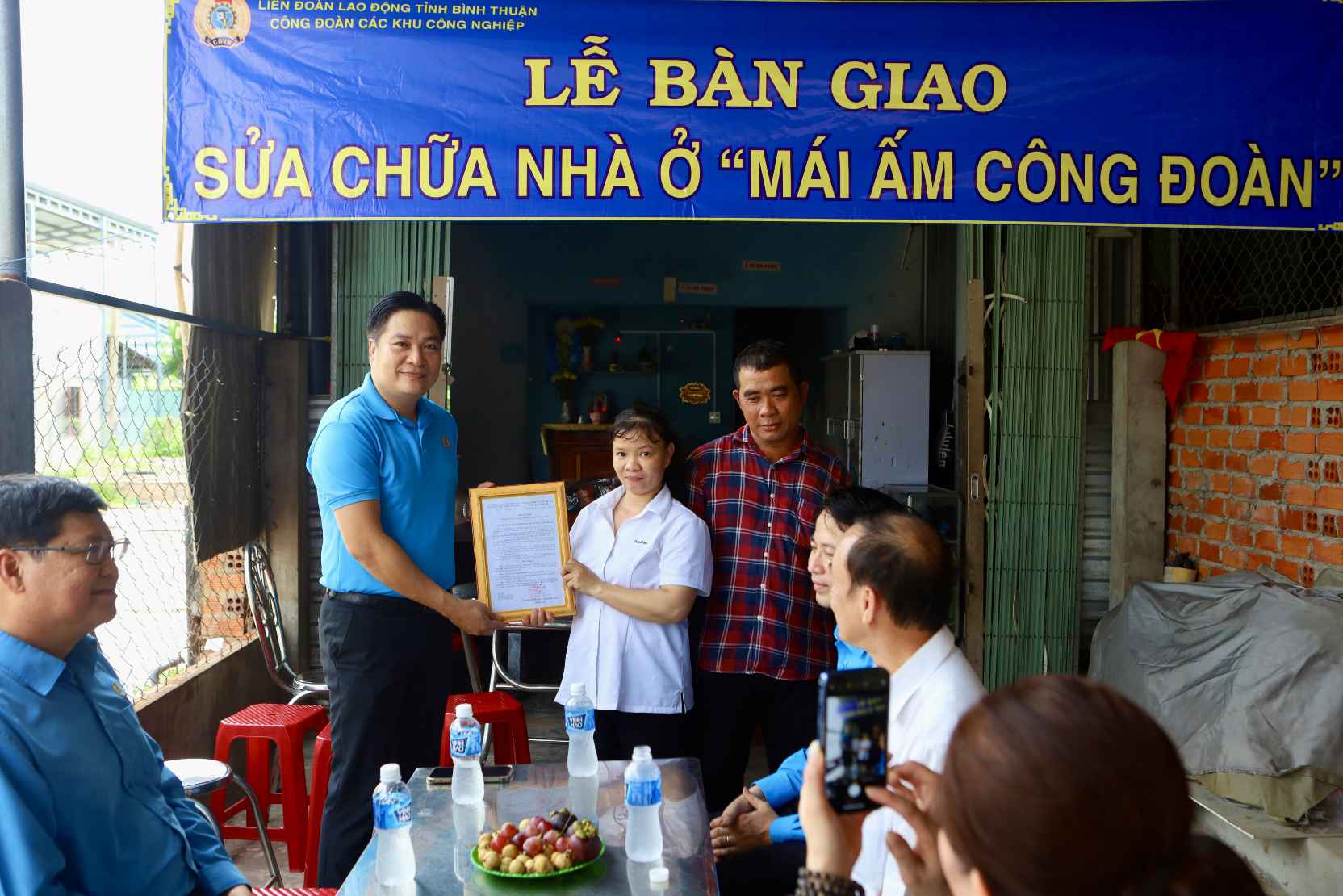 Ông Trần Duy Thanh, Chủ tịch Công đoàn các KCN Bình Thuận trao Quyết định hỗ trợ sửa chữa nhà “Mái ấm công đoàn“. Ảnh: Duy Tuấn 