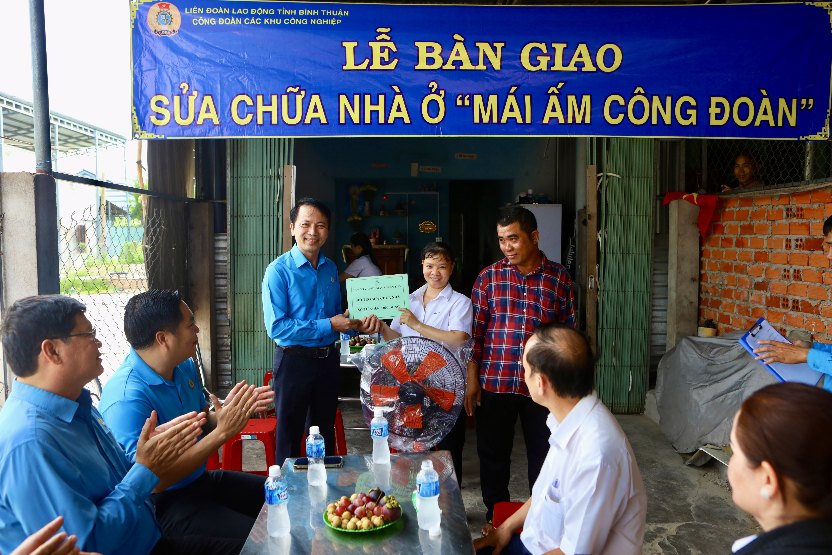 Đại diện công ty nơi đoàn viên làm việc đã trao thêm phần hỗ trợ sửa chữa nhà. Ảnh: Duy Tuấn 