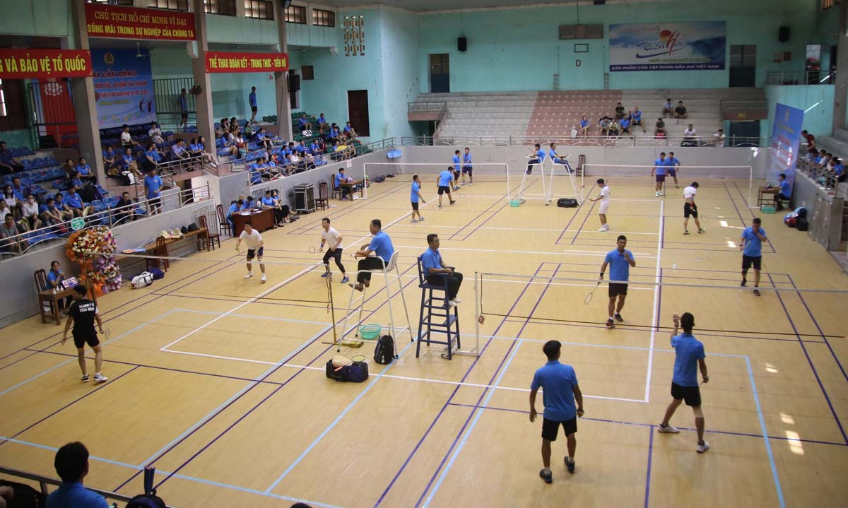 Các đội tham gia thi đấu giải cầu lông trong CNVCLĐ tỉnh Thái Bình năm 2024. Ảnh: Bá Mạnh