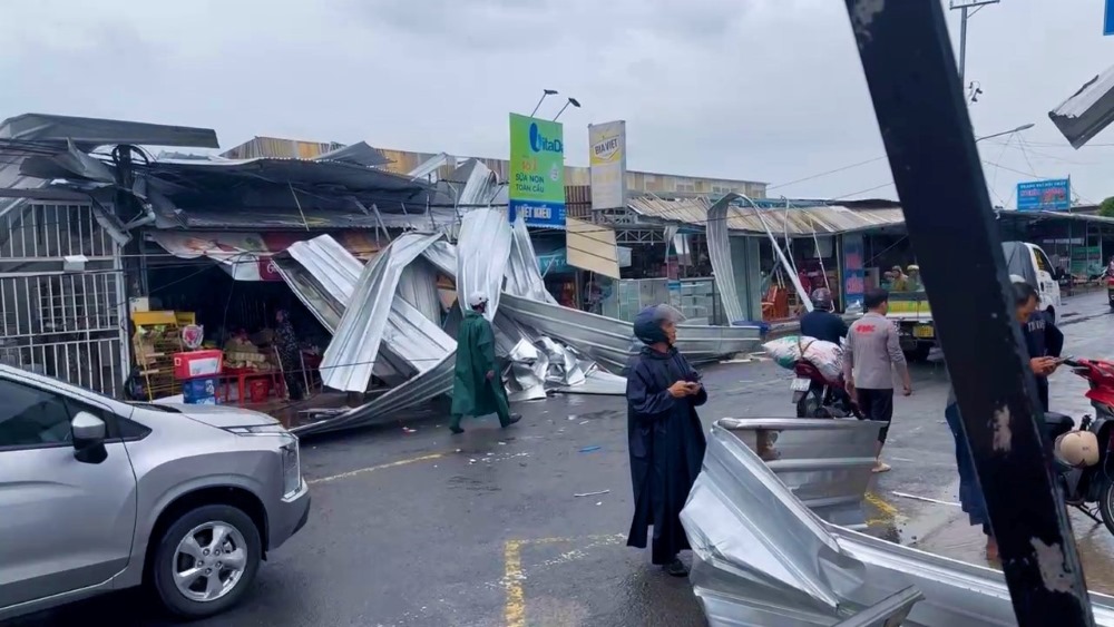 Mưa lớn kèm lốc xoáy gây tốc mái 17 nhà dân ở xã Phong Hòa, huyện Lai Vung, tỉnh Đồng Tháp. Ảnh: Phong Linh