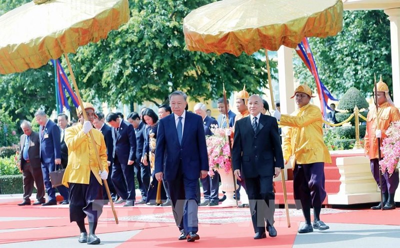 Quốc vương Campuchia chủ trì lễ đón Chủ tịch nước Tô Lâm. Ảnh: TTXVN