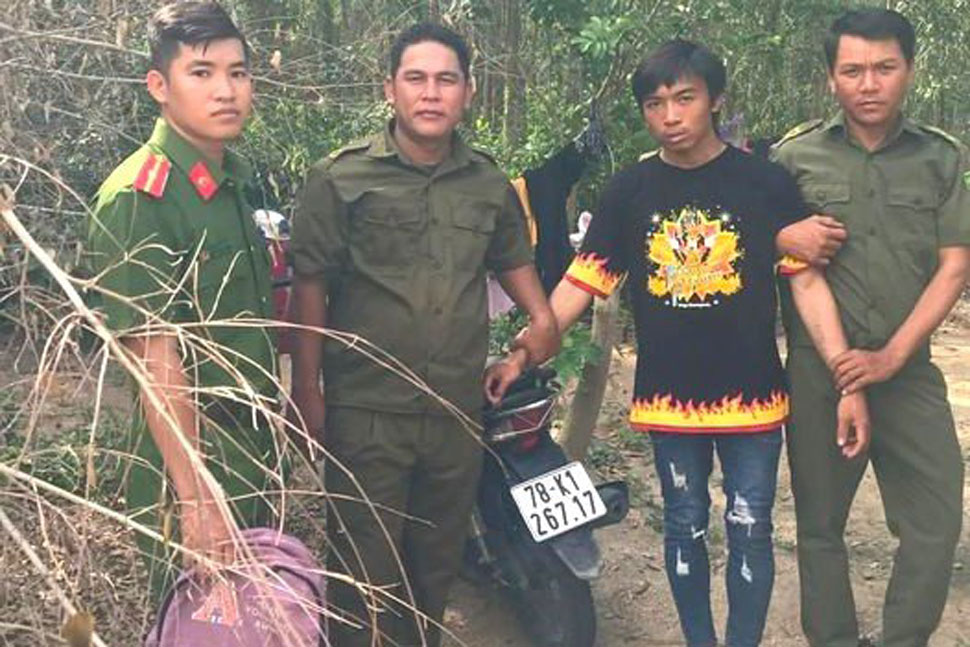Lực lượng tham gia bảo vệ an ninh trật tự cơ sở ở Phú Yên bắt giữ tên trộm xe máy đang lẩn trốn trong rừng keo. Ảnh: Công an cung cấp