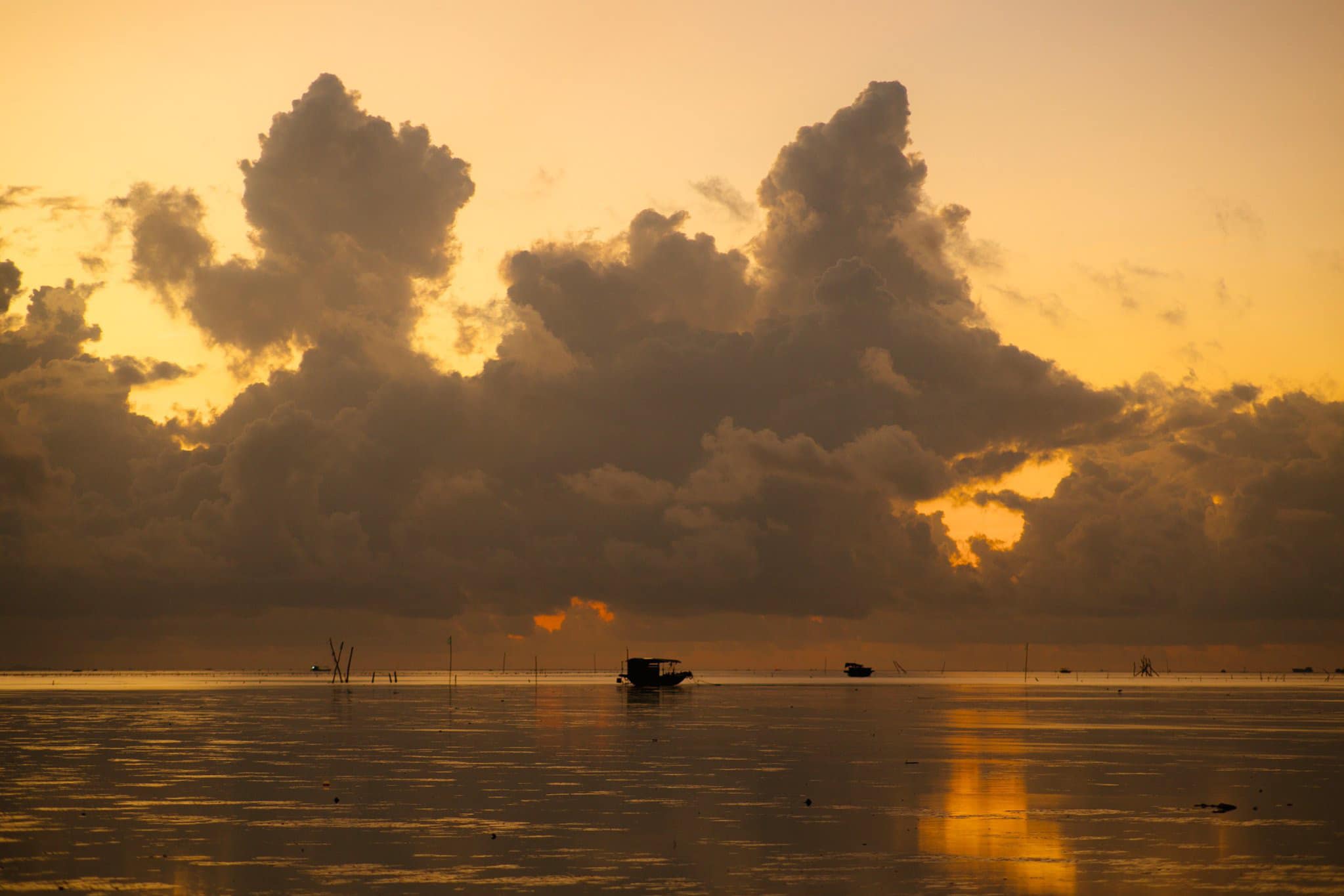 When dawn breaks, the sea surface reflects the brilliant sky, making the scene spectacular. Photo: Pham Anh Quyen