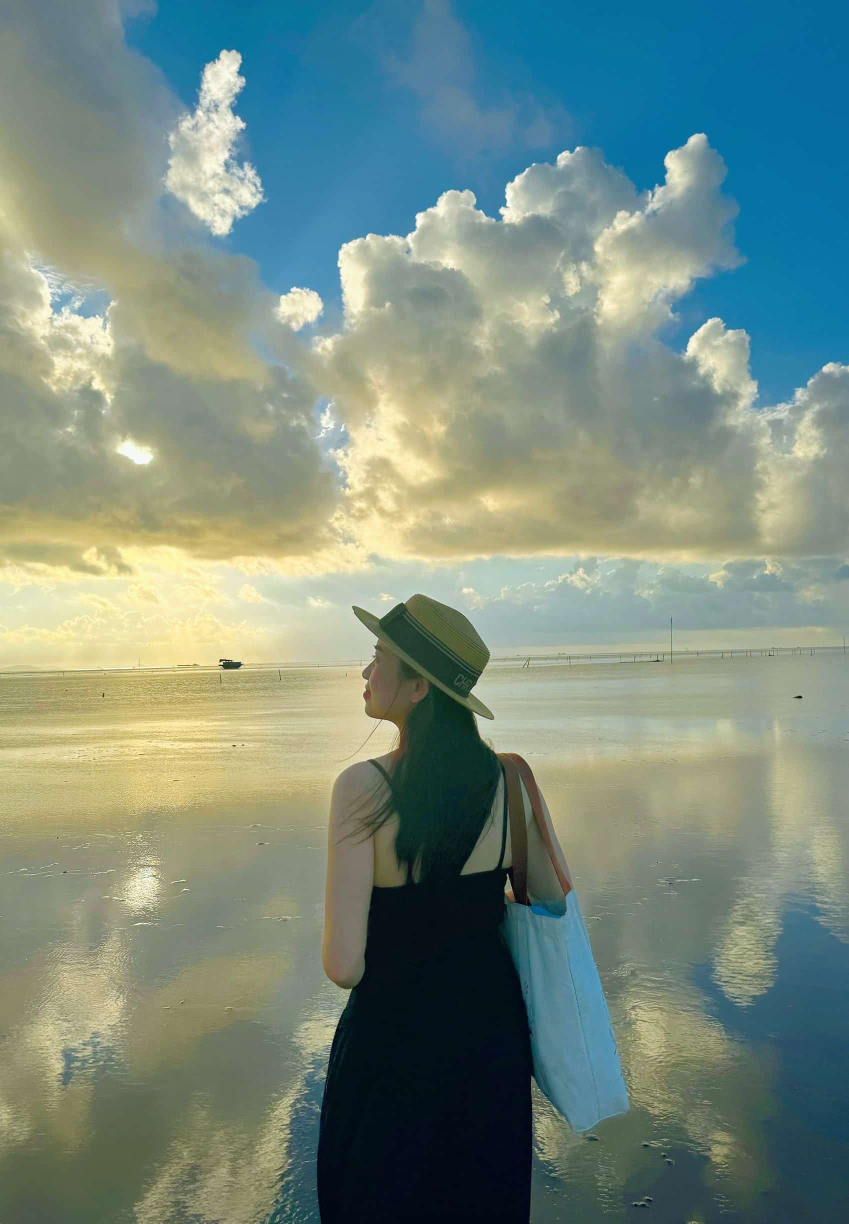 Coming to check-in at the "infinity sea" early in the morning to catch the sunrise is the most ideal choice for visitors. Photo: Pham Anh Quyen