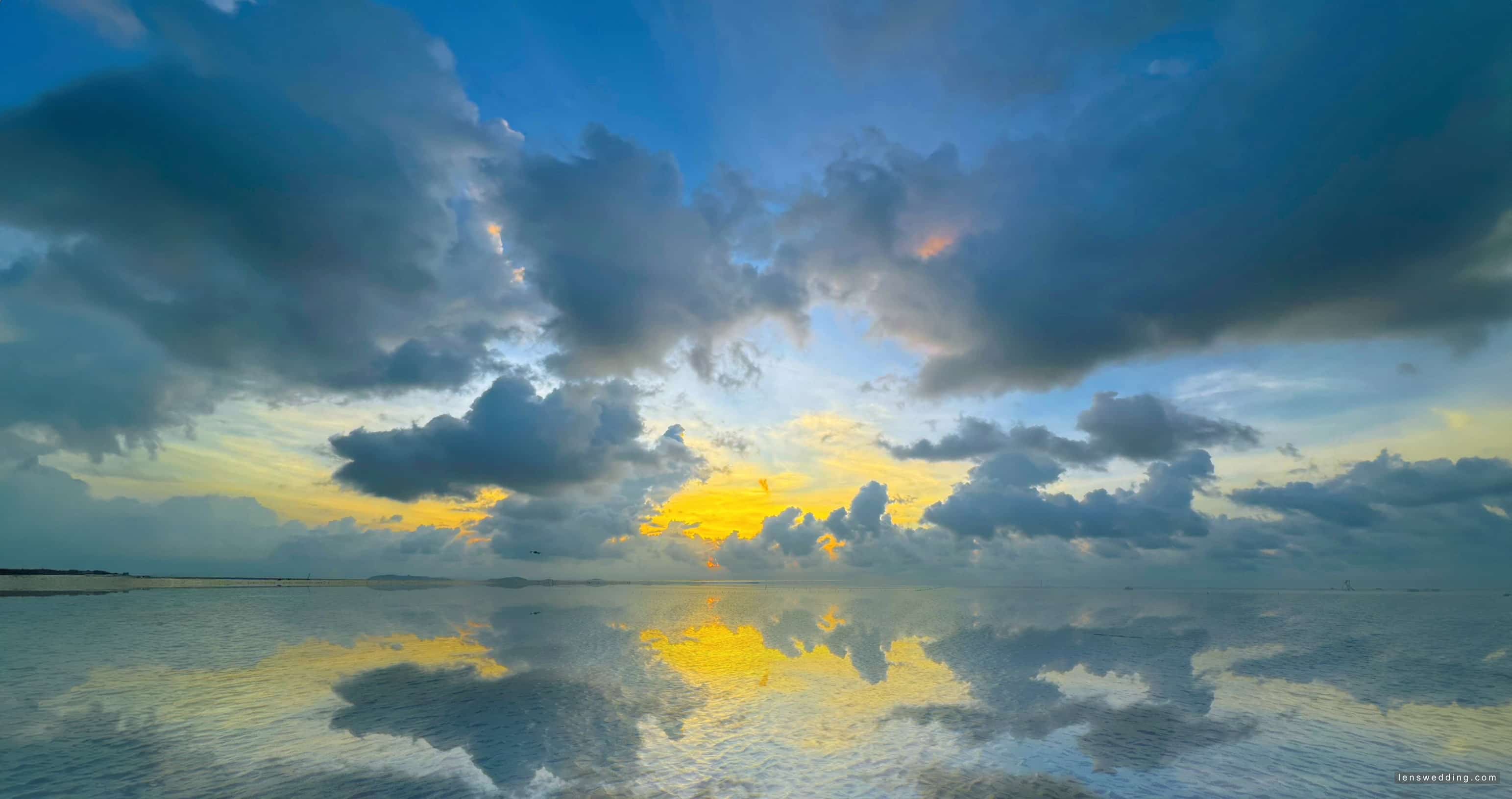 The mudflat becomes brilliant when the sun comes out. Photo: Pham Anh Quyen