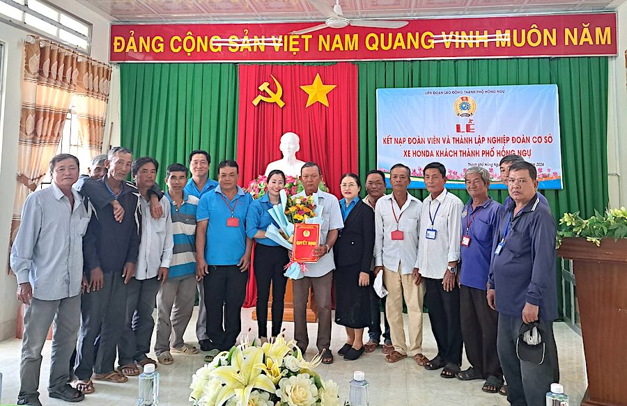 Lãnh đạo Liên đoàn Lao động thành phố Hồng Ngự trao quyết định, tặng hoa chúc mừng và chụp ảnh lưu niệm với các thành viên Nghiệp đoàn. Ảnh: Mỹ Hòa