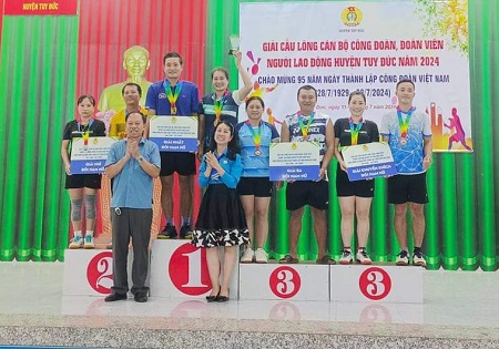 Trao giải cho các vận động viên thi đấu tại giải "Cầu lông Cán bộ Công đoàn, đoàn viên, người lao động huyện Tuy Đức". Ảnh: Bảo Lâm 