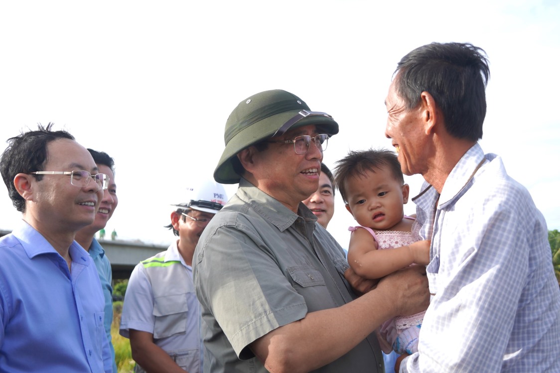 Thủ tướng Phạm Minh Chính đã đến thăm hỏi người dân cạnh dự án. Ảnh: Tạ Quang