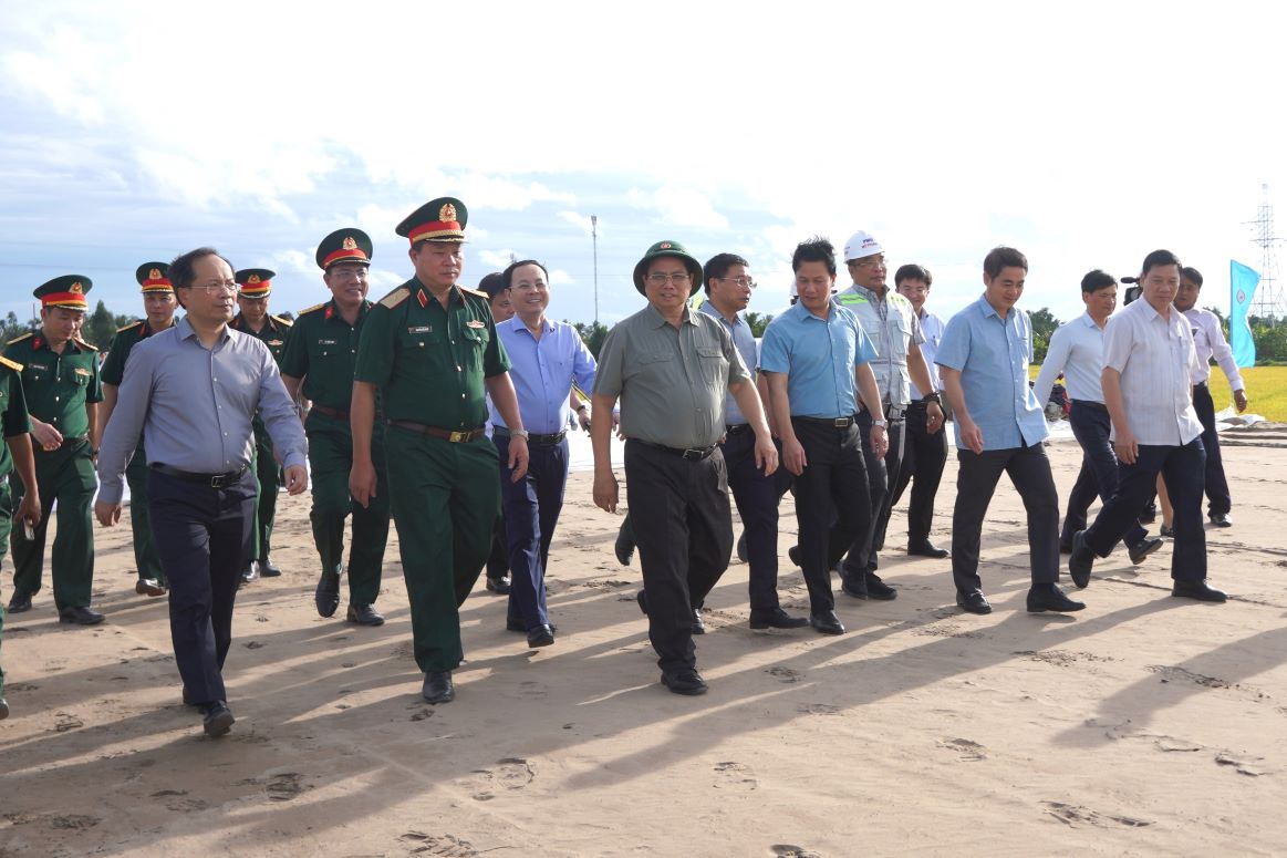 Thủ tướng Phạm Minh Chính kiểm tra cao tốc Cần Thơ - Cà Mau. Ảnh: Tạ Quang