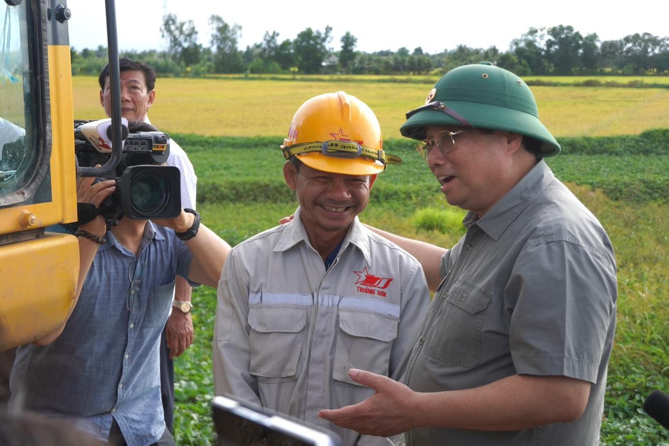 Thủ tướng Phạm Minh Chính thăm hỏi, động viên công nhân. Ảnh: Tạ Quang