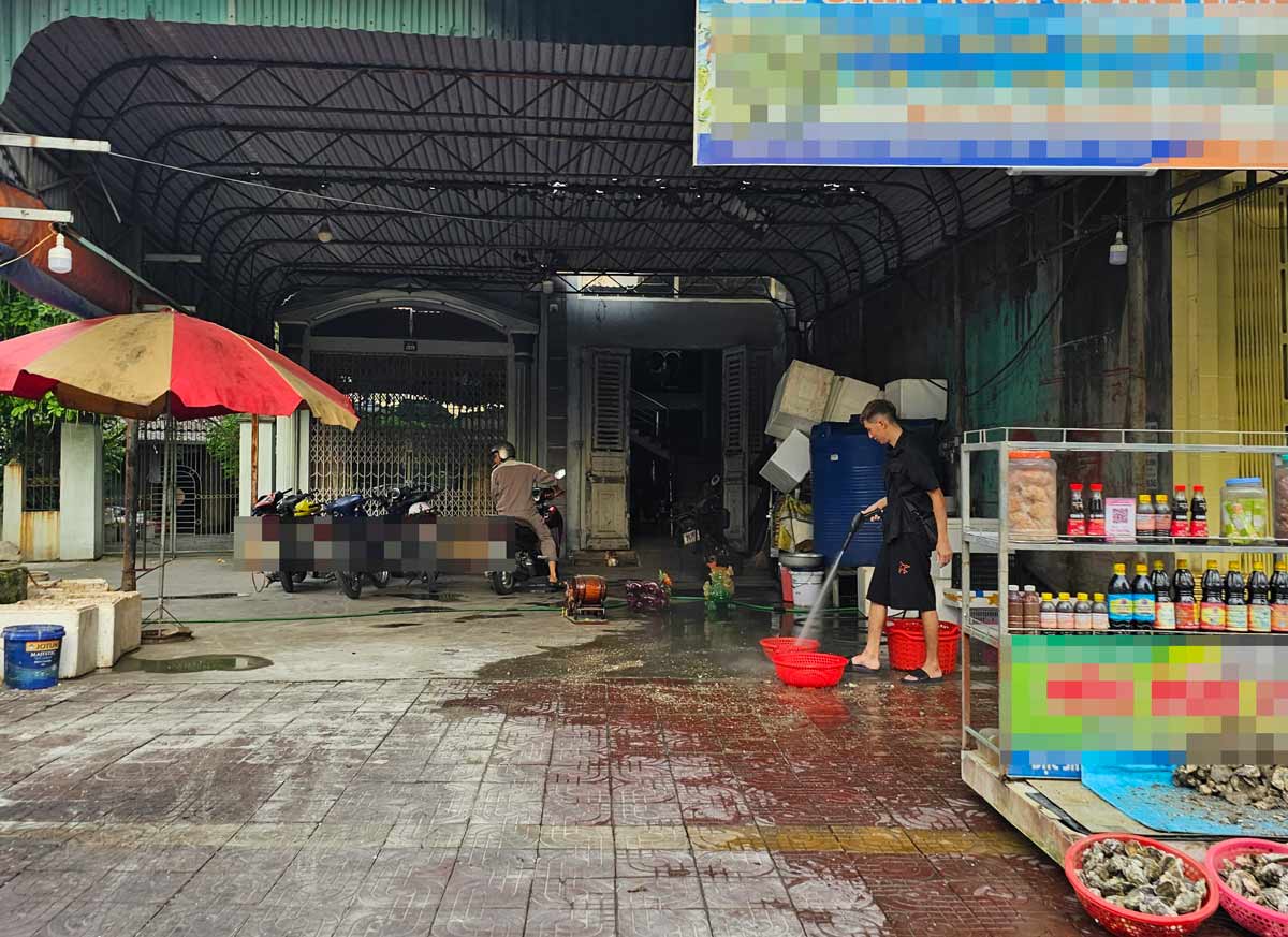 Quầy vịt quay đã nghỉ bán hàng 5 ngày nay. Ảnh: Đoàn Hưng