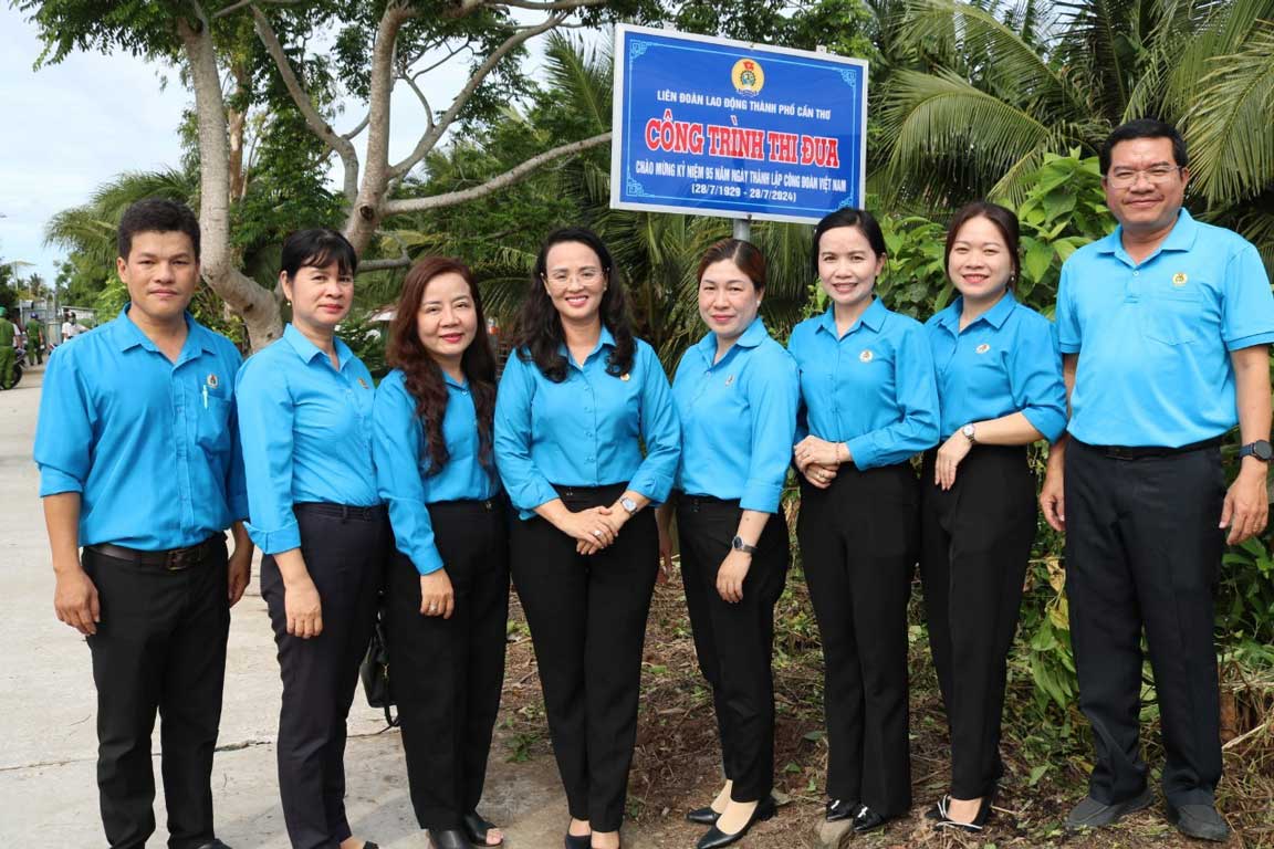 Lễ gắn biển công trình “Nâng cấp, mở rộng Tuyến đường Thành Long (trái)” thuộc khu vực Phúc Lộc 1, phường Trung Nhứt. Ảnh: LĐLĐ TP Cần Thơ