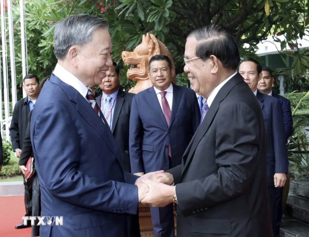 Chủ tịch nước Tô Lâm đánh giá cao tình cảm quý báu và vai trò then chốt của Chủ tịch Hun Sen đối với việc gìn giữ và phát triển quan hệ Việt Nam - Campuchia. Ảnh: Nhan Sáng/TTXVN