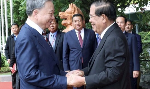 Chủ tịch nước Tô Lâm đánh giá cao tình cảm quý báu và vai trò then chốt của Chủ tịch Hun Sen đối với việc gìn giữ và phát triển quan hệ Việt Nam - Campuchia. Ảnh: Nhan Sáng/TTXVN