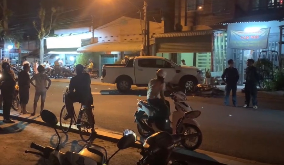 Hiện trường vụ tai nạn giữa xe bán tải và xe máy khiến 1 công nhân tử vong. Ảnh: Dương Bình