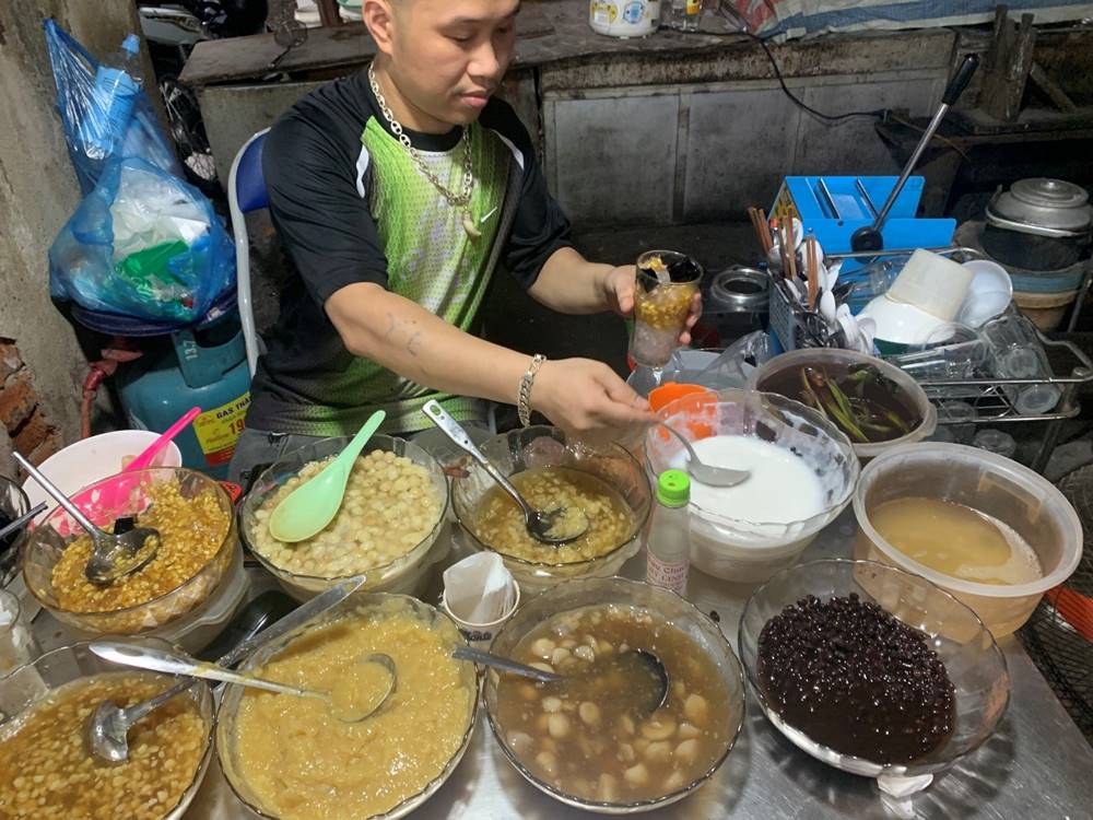 Quán chè truyền thống cô Huê 30 năm tuổi nghề đông khách từ sáng đến tối. Ảnh: Hồng Tú