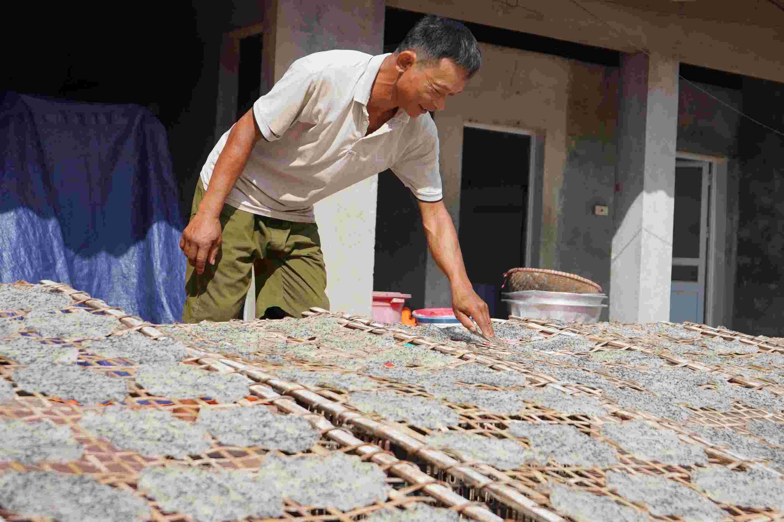 Làng nghề bánh đa Lạng Côn (Hải Phòng) vẫn duy trì từ thế hệ này qua thế hệ khác, tồn tại hàng nghìn năm tuổi. Ảnh: Mai Dung