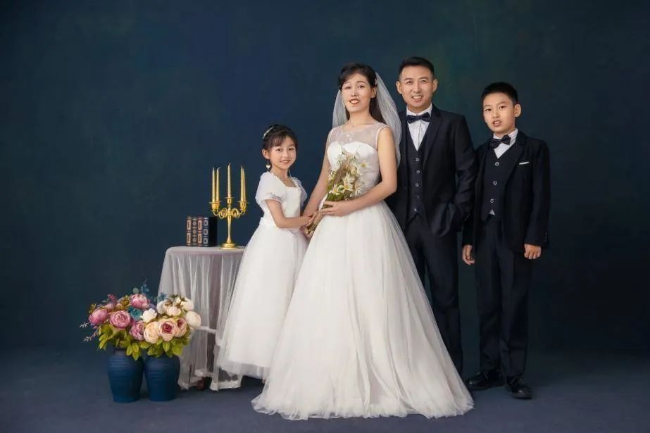 Truong Chi and Tu Anh's happy family now. Photo: The Paper