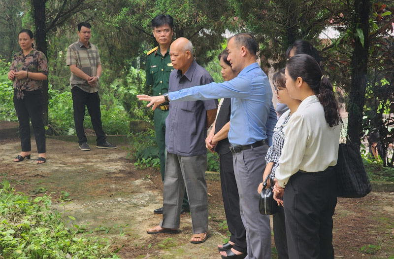 Lãnh đạo UBND TP Cao Bằng cùng nhân thân các lão thành nhận diện khu mộ tranh chấp. Ảnh: Tân Văn.