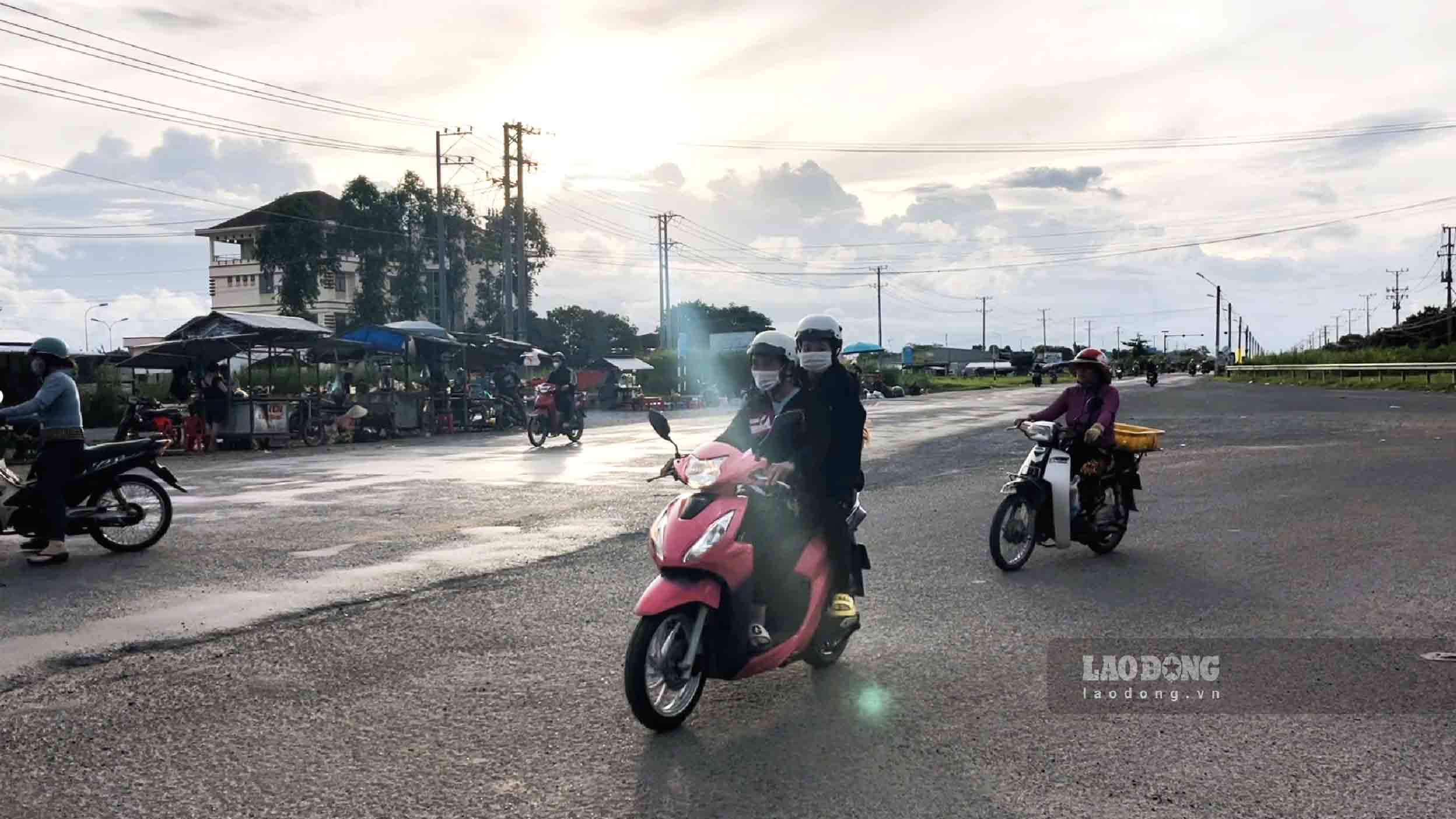 Sông Hậu Industrial Park is located on National Highway 91B (Nam Sông Hậu route), from Cần Thơ City to Bạc Liêu province, over 140km long. Recently, although the management unit has patched it up, it peels off and subsides every few days, combined with the impact of storms and heavy traffic.