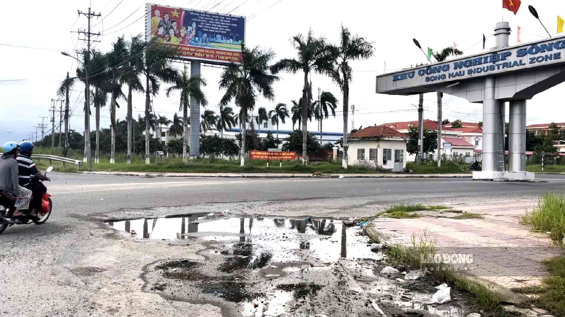 Previously, at the Expanded Executive Committee Conference, summarizing the activities of the trade union in the first 6 months of 2024, Võ Văn Hiền, Chairman of the Trade Union of Hậu Giang Industrial Parks, said that the unit had proposed and recommended to the authorities and the Traffic Safety Committee to consider and implement repairs to ensure safety for people and workers.