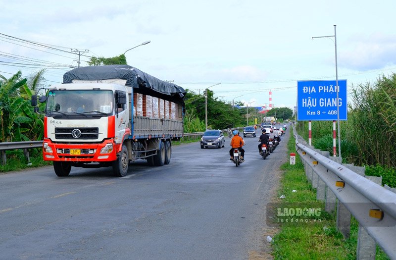 For National Highway 91B (Nam Sông Hậu route), the Ministry of Transport proposes upgrading the section Km2+604 (Cần Thơ Bridge intersection) – Km143+480 with an investment length of about 141 km, in the areas of Cần Thơ City, Hậu Giang, Sóc Trăng, and Bạc Liêu provinces.