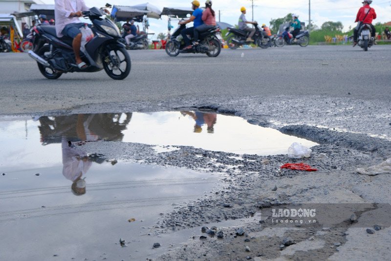 Mr. Nguyễn Văn An (selling drinks in front of the Sông Hậu Industrial Park gate) said: “At first it was a small pothole, but due to lack of repair, the hole gradually expanded into a large pothole. Many people unfamiliar with the road fell and got scratched when they hit the pothole.”