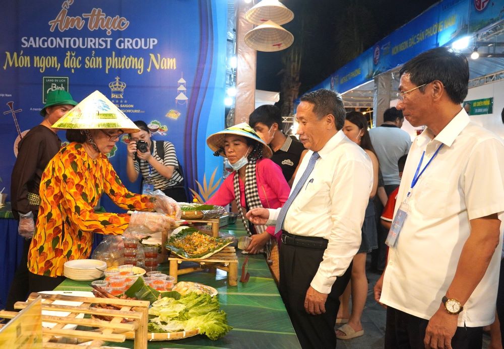 Gần 100 gian hàng ẩm thực đến từ các địa phương trên mọi miền đất nước và nước ngoài có mặt tại lễ hội. Ảnh: Tiến Nhất