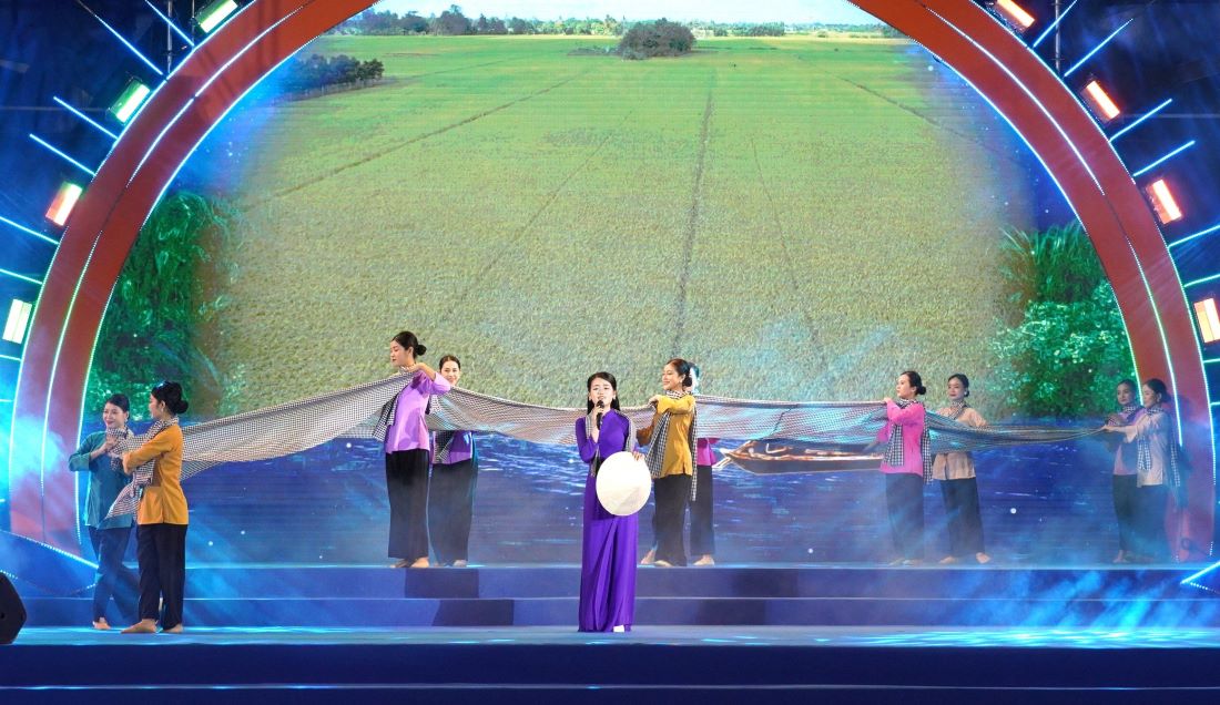 Art program at the festival. Photo: Tien Nhat.