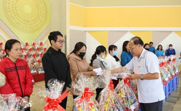 Trong 6 tháng đầu năm 2024, Công đoàn thành phố Bảo Lộc tặng quà cho hơn 800 đoàn viên có hoàn cảnh khó khăn. Ảnh: ĐỨC LÂM