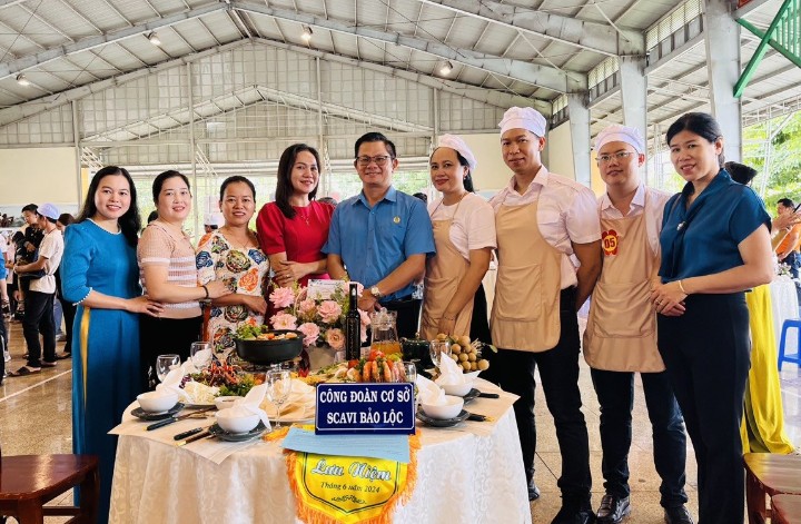 The Labor Federation of Bảo Lộc City organizes the 'Gentlemen in the Kitchen' contest in 2024, attracting a large number of members and workers. Photo: ĐỨC LÂM