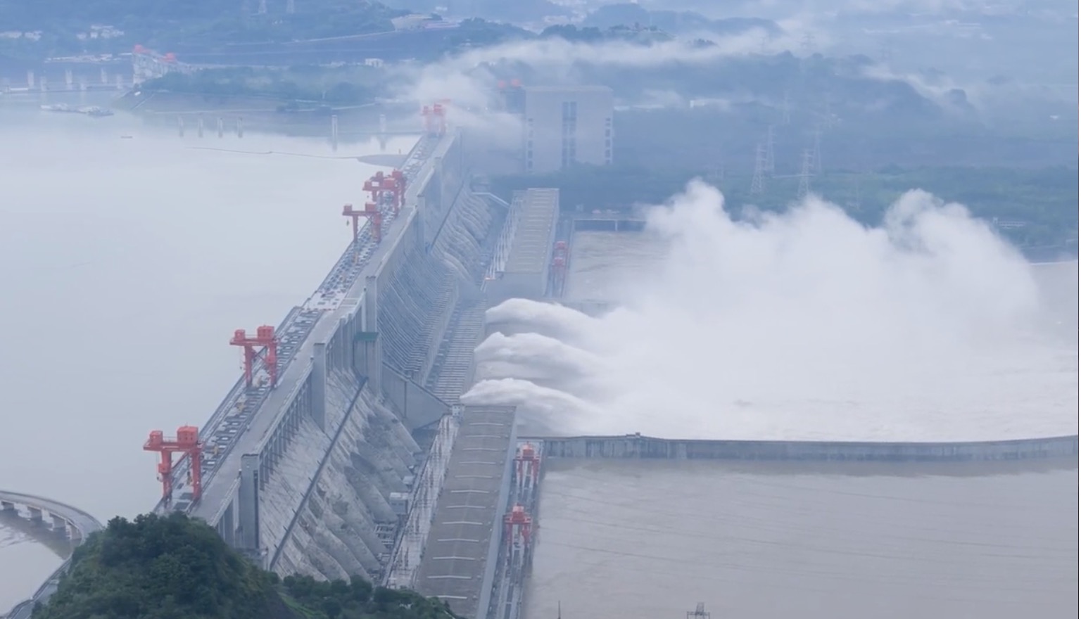 Đập Tam Hiệp xả lũ ngày 11.7. Ảnh chụp màn hình News Press Now 