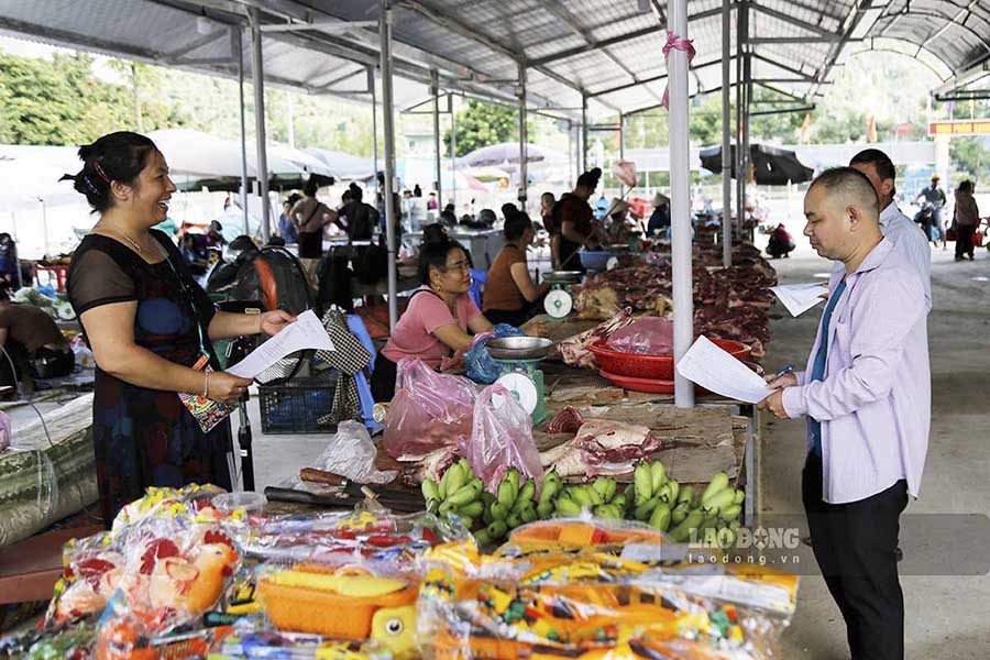 Rất nhiều tiểu thương đăng ký gian hàng ngay sau khi chợ trung tâm xã Búng Lao đi vào hoạt động.